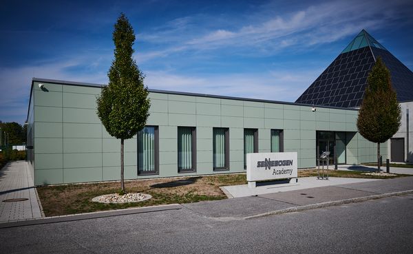 Sennebogen Akademie Außengebäude Sennebogen Akademie Außengebäude